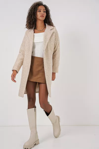 معطف كاشيه كبير الحجم . كريم