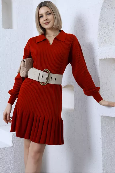 فستان صوفي بياقة حمراء وكشكش