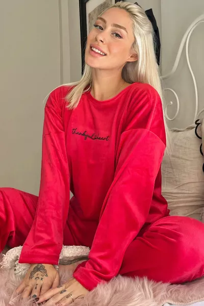 طقم بيجامة نسائي من المخمل الحصري بطبعة شكر باللون الأحمر