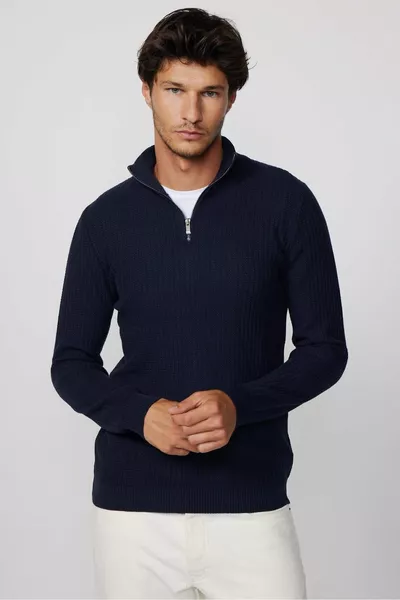 كنزة صوفية رجالية ضيقة القصة مع ياقة عالية وسحاب ونقوش باللون الأزرق الداكن