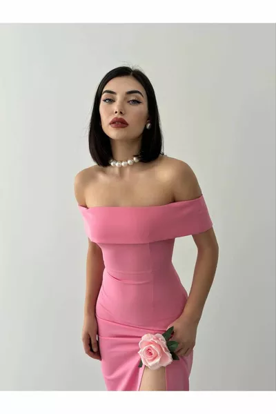Robe longue blanche à col de Madone pour femme