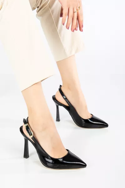 حذاء نسائي أسود من الجلد اللامع بكعب وحزام