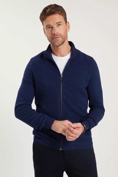 كارديغان رجالي باللون الأزرق الداكن، بقصة عادية، مناسبة، وياقة نصف سلحفاة بنقش وسحاب