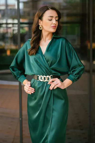 فستان نسائي من قماش الساتان بتصميم متقاطع