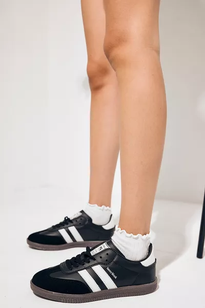 حذاء رياضي للجنسين أسود من الجلد المدبوغ مع نعل حراري وخط جانبي وجزء رباط