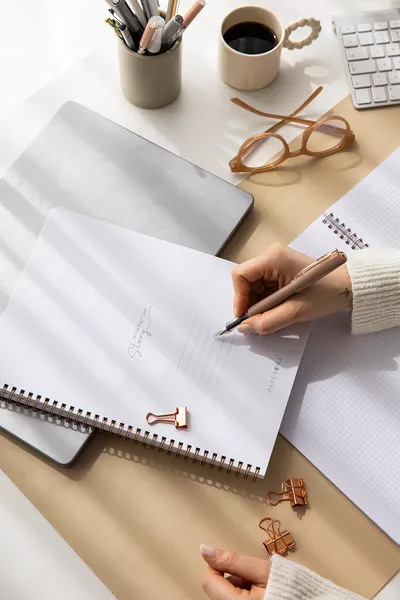 Set di 4 quaderni scolastici a quadretti  con copertina rigida spiralata,  fogli - Blu Disco con orario delle lezioni