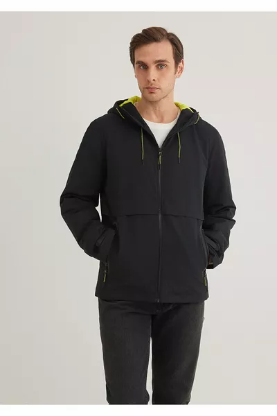 سترة سوداء بغطاء رأس، ضيقة القَصّة / مقاس نحيف 