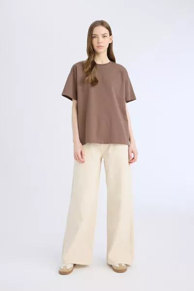 تيشيرت بني واسع الحجم بياقة دائرية قصير الأكمام من قماش سميك Basic SP