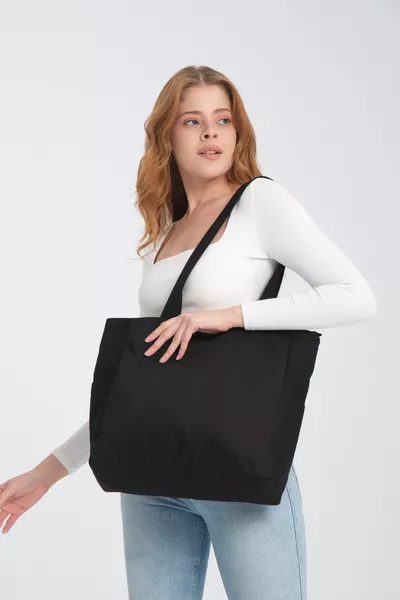 حقيبة سوداء من القماش القطني % بتفاصيل سوستة وجيب مزدوج واسع