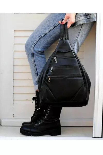 حقيبة ظهر سوداء من الجلد الطبيعي