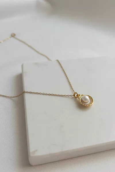 Ciondolo di Conchiglia con Perla su Catena Sottile, Elegante e Raffinato, Collana da Donna