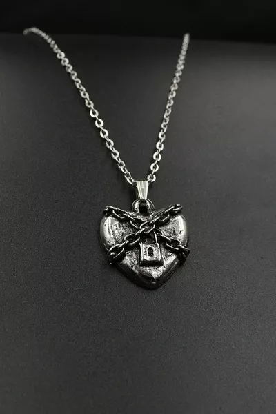 قلادة قلب مع سلسلة على الطراز القوطي