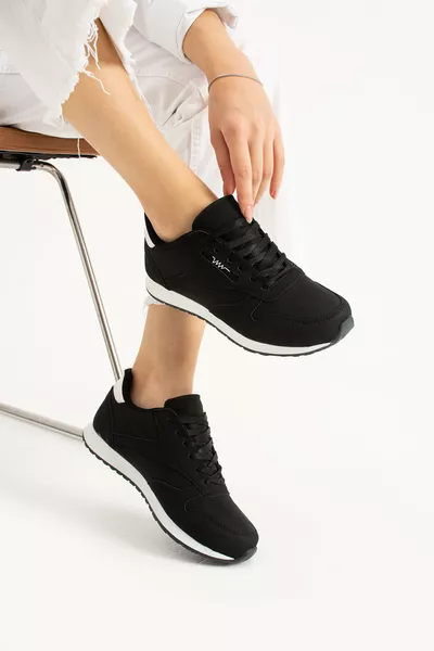 حذاء رياضي مريح للجنسين مناسب للاستخدام اليومي بتصميم مريح