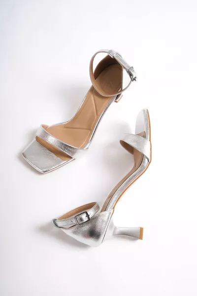 حذاء بكعب عالٍ برباط واحد باللون الفضي من Minimiddle