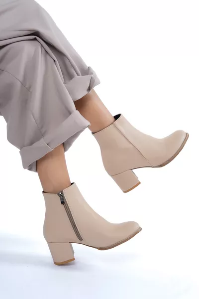 Stivaletti con tacco e scollo profondo