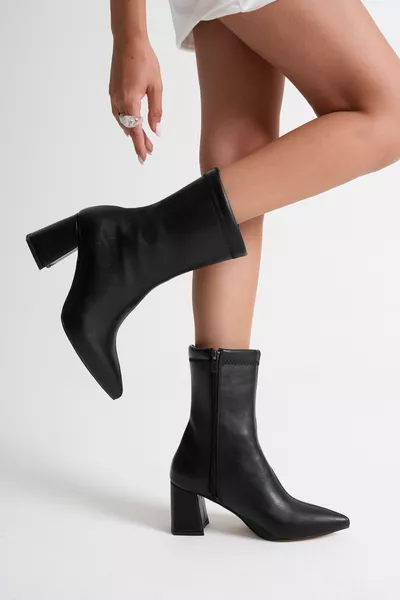 حذاء نسائي أسود من الجلد بكعب متوسط ومقدمة مدببة