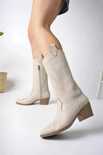 حذاء كاوبوي نسائي جديد من الجلد البيج مطرز للموسم الجديد