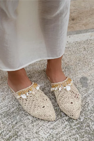 صندل نسائي ليزا بيج بتفاصيل قواقع البحر المحبوكة