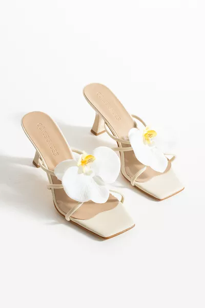 صندل نسائي بكعب مع تفاصيل أوركيد من أرليس كريم