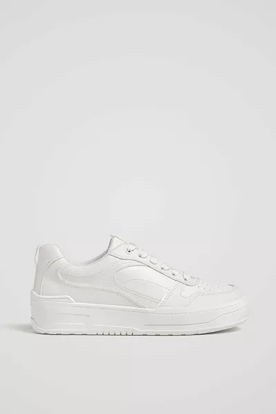 حذاء رياضي أبيض