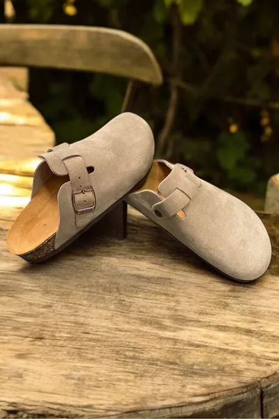 شبشب سنيبي للجنسين من الجلد المدبوغ باللون التوفي – قاعدة من الفطر الطبيعي تشريحي، مريحة مع دعم للكعب