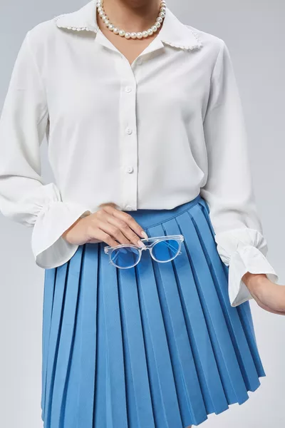 قميص منسوج نسائي بلون الكريم بأكمام مطوية وتفاصيل ياقة دانتيل