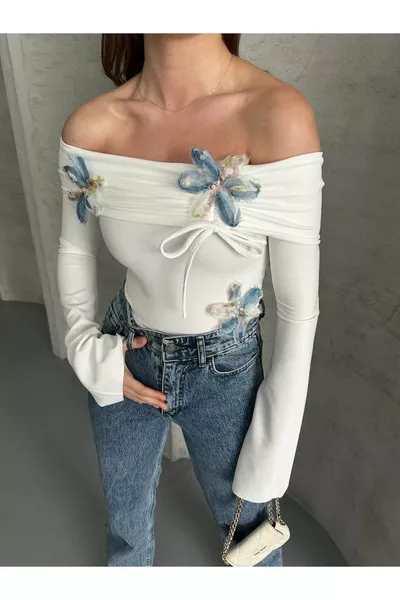 بلوزة مع تفاصيل تطريز أزاهير البابونج