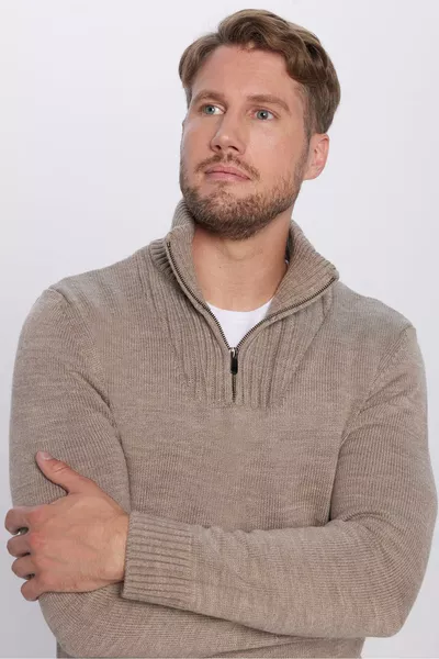 كنزة رجالية ضيقة التصميم بنمط مضلع مع سحاب، لون بني، وياقة واقفة، قصّة نحيلة