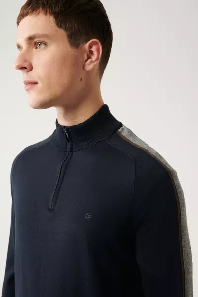 كنزة رجالية صوفية مزيج الصوف برقبة عالية وسحّاب باللون الكحلي 