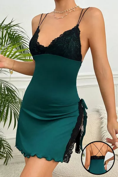 Damen Nachthemd in Grün mit Kreuzgummibund, seitlichem Schlitz und Spitzenverzierung