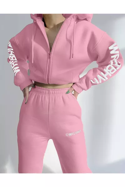 طقم رياضي نسائي وردي بسحّاب وطبعة على المعصم