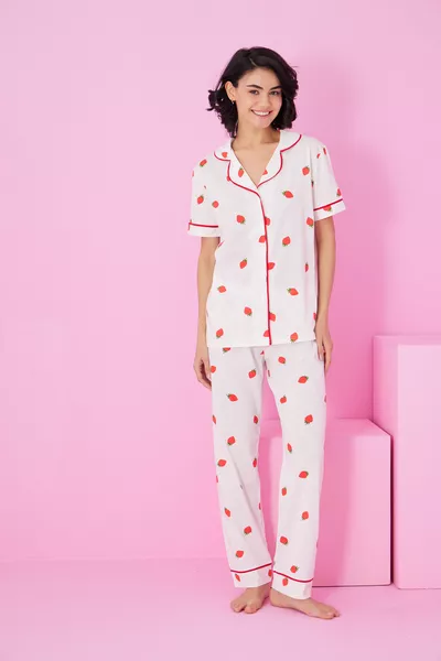 طقم بيجامة قصير الأكمام بأزرار وحافة مطرزة بنقشة الفراولة بلون البيج 