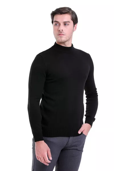 Maglione da uomo nero a taglio regolare con collo leggermente alto e mezza altezza