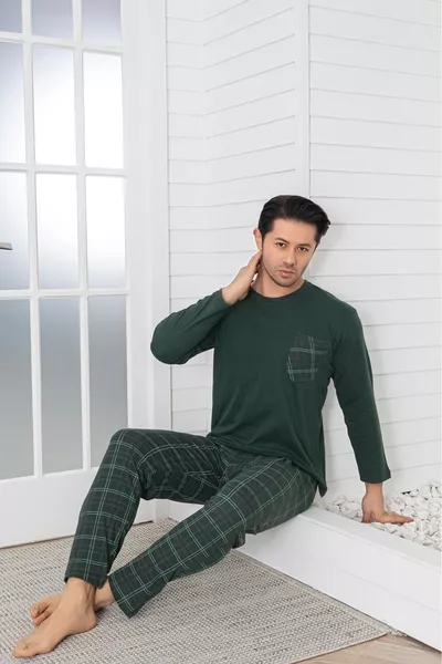 طقم بيجامة رجالي بطبعة مربعات جيب على الصدر وتفاصيل باللون الأخضر الداكن وأكمام طويلة