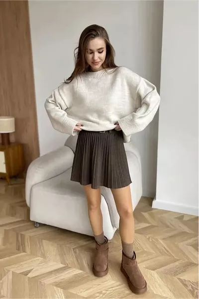 كنزة نسائية كريمية بأكمام واسعة - رقبة دائرية وملمس ناعم