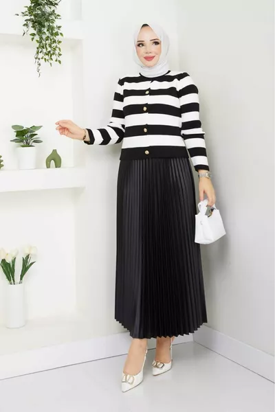 طقم نسائي من تيشيرت صوف مع كارديغان وتنورة مطوية