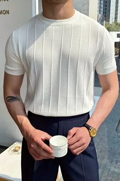 Белая вязаная трикотажная футболка