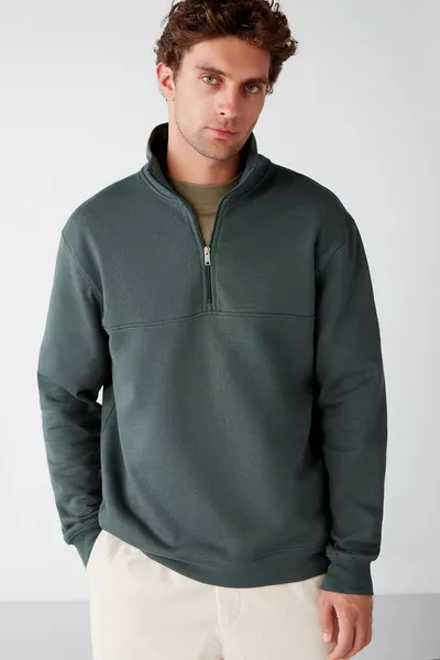 سويت شيرت رجالي من Frame بلون أخضر، بياقة واقفة، بسحّاب نصف، بقماش ناعم وفُرّ من الداخل، قياس عادي