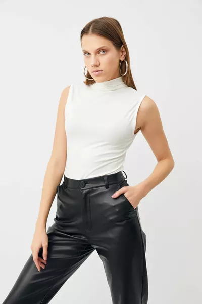 Женская белая безрукавка