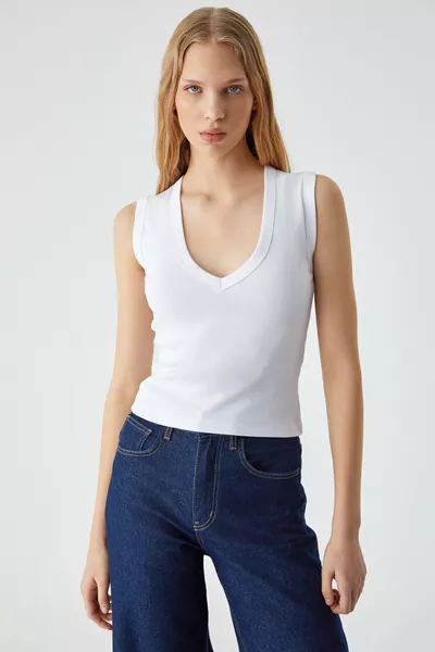 بلوزة نسائية ضيقة من Lescosa بياقة على شكل V بدون أكمام باللون الأبيض