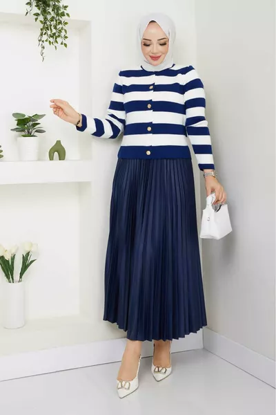 Completo da donna con maglione, cardigan e gonna plissettata