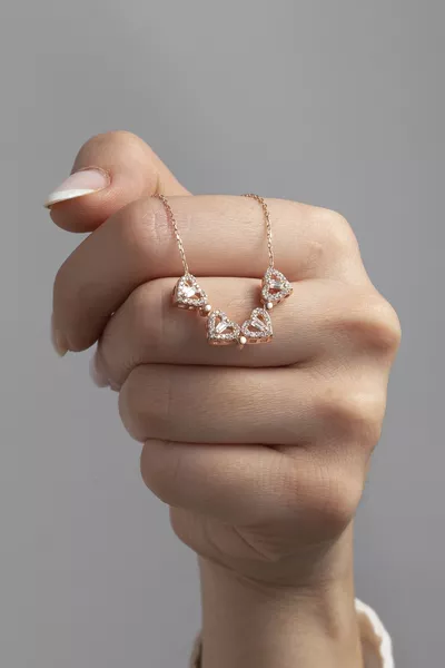 قلادة برسغ على شكل ورقة نبات البرسيم بأربعة أوراق، من الفضة عيار  مع حجر باغيت ومغناطيس قابل للفتح والإغلاق