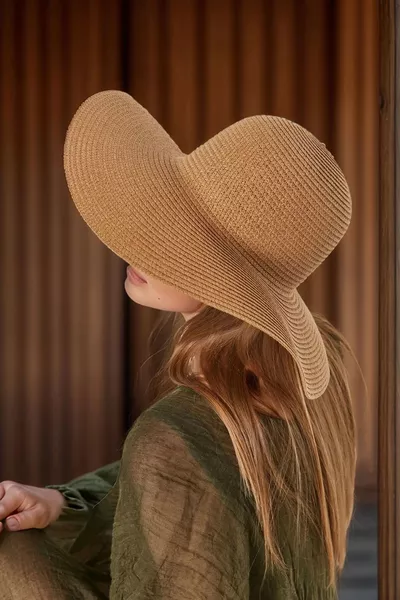 قبعة عريضة الحواف بلون الجملي بنمط محاكاة، عصرية وعملية، للحماية من الشمس 