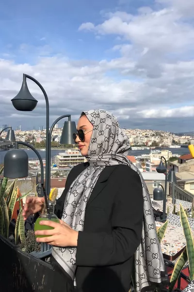 écharpe en cachemire et soie réversible, élégante et stylée