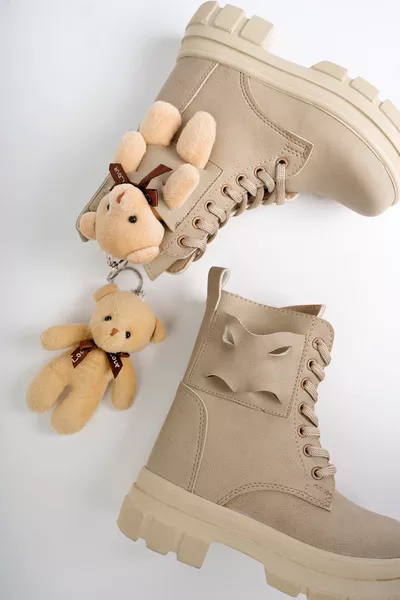 حذاء للبنات مقاوم للماء بضمان، بتصميم تشريحي، بنعل سميك، مزود بإكسسوار دب صغير، بسحّاب ورباط