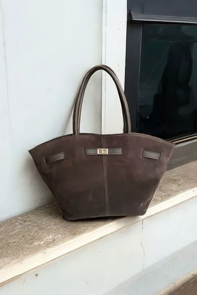 Borsa a mano e a spalla da donna in pelle scamosciata color caffè amaro con chiusura magnetica e dettaglio a lucchetto