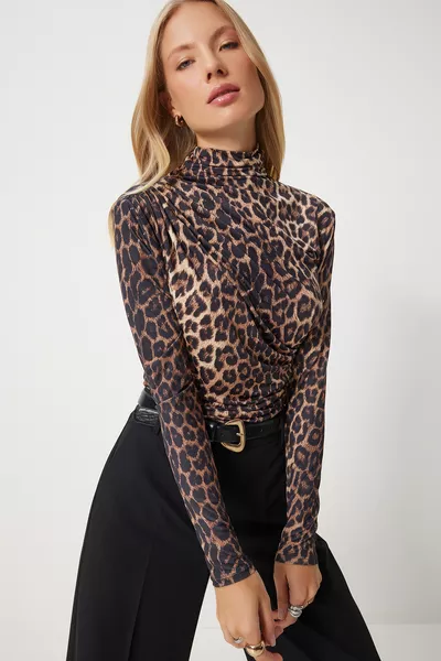 بلوزة نسائية بياقة مرتفعة وتفاصيل كشكش باللونين الأسود والبيج Sandy 