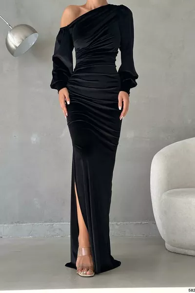 فستان طويل من المخمل بطول ماكسي بتفاصيل الكتف المكشوفة باللون الأسود وأكمام طويلة