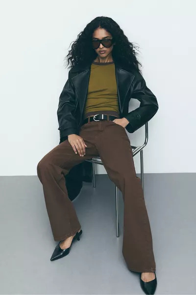 جينز بحاشية واسعة وقصة مستقيمة 