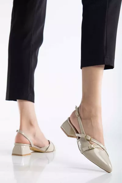 حذاء نسائي بكعب قصير بتفاصيل مشبك وتزيين بحزام مدبب